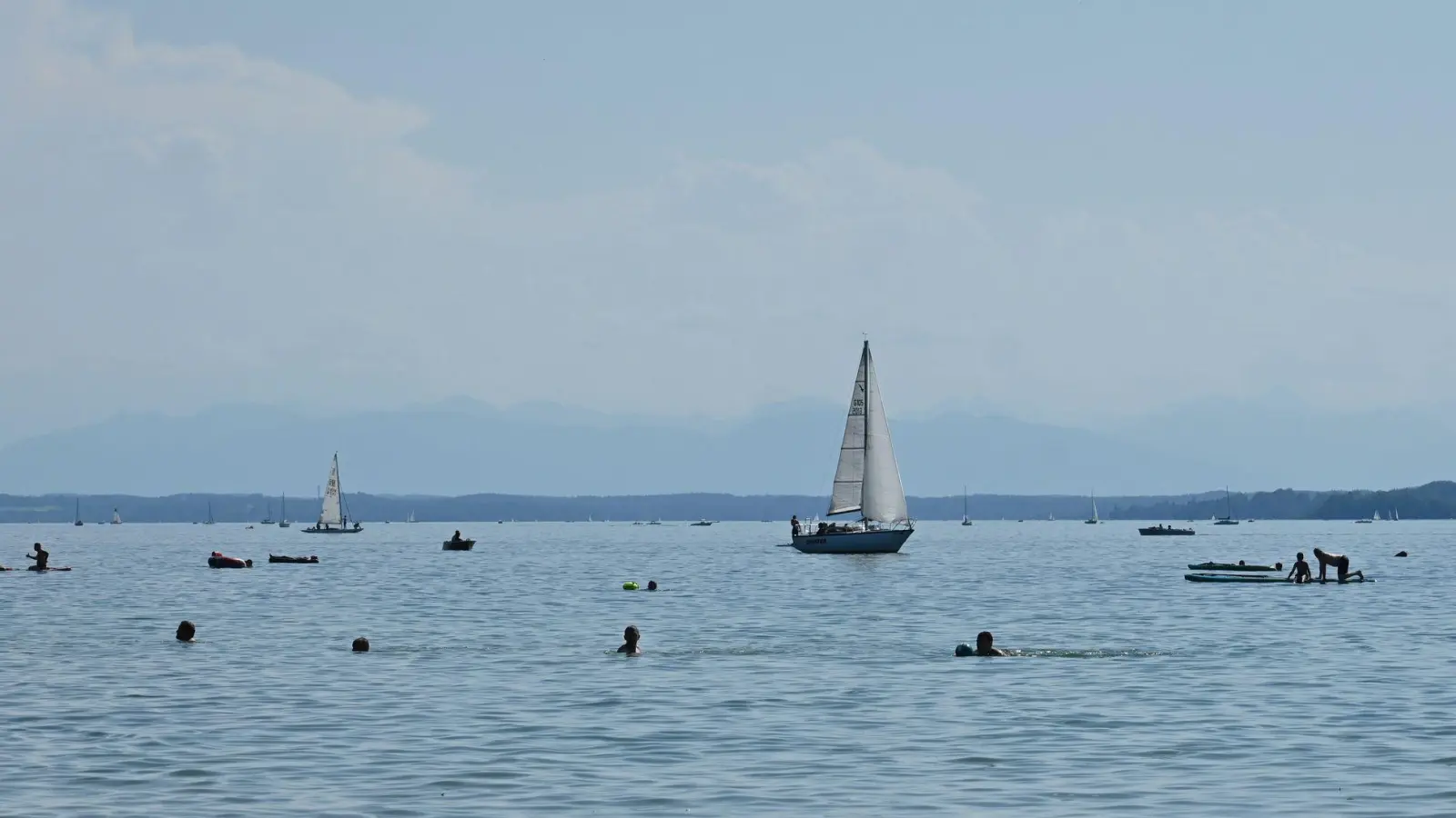 Der Starnberger See führt derzeit weniger Wasser als üblich. (Archivbild) (Foto: Katrin Requadt/dpa)