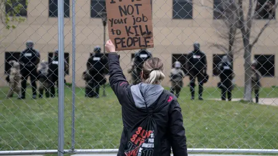 Eine Protestaktion in Minneapolis nach dem Tod von Daunte Wright: „Es ist nicht euer Job, Menschen zu töten“. (Foto: John Minchillo/AP/dpa)
