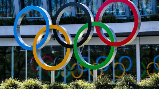 Die Olympischen Ringe am Eingang des IOC in Lausanne. (Foto: Jean-Christophe Bott/KEYSTONE/dpa)