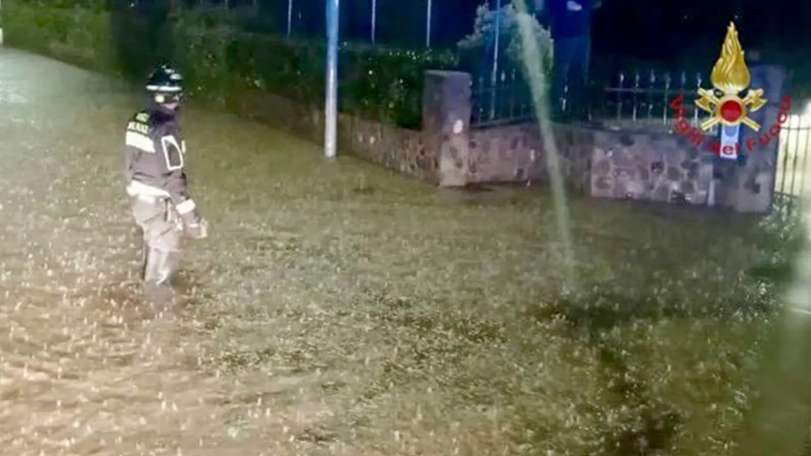 In der Region hatte es in den vergangenen Tagen heftig geregnet. Zahlreiche Straßen sind überschwemmt. Viele Keller stehen unter Wasser.  (Foto: Vigili del Fuoco/dpa)