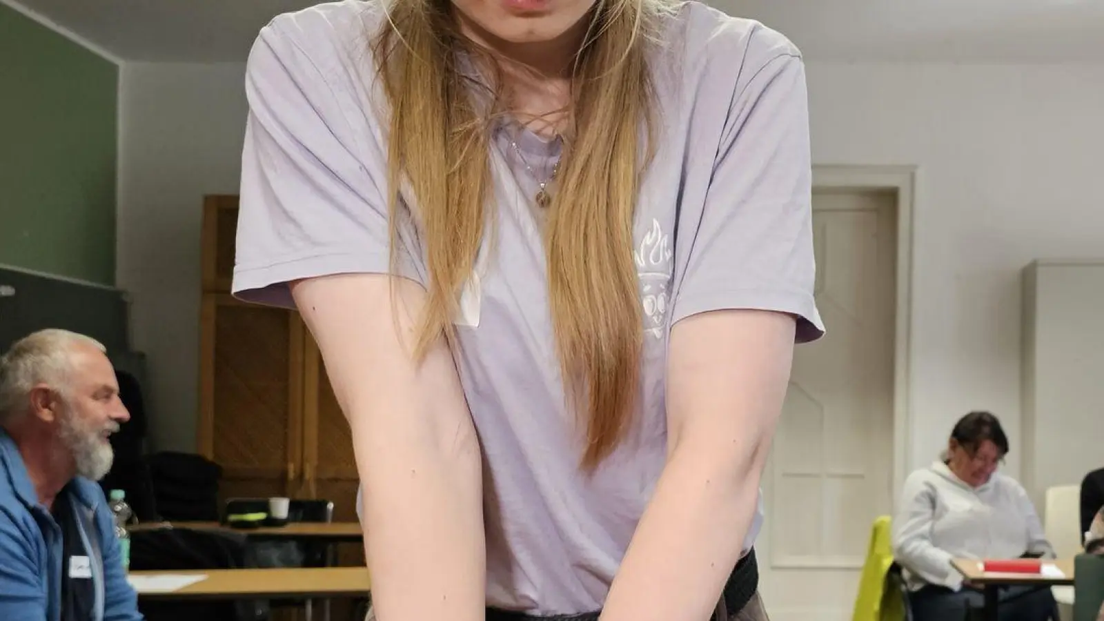 Die Herz-Druck-Massage kann im Erste-Hilfe-Kurs an einem Dummyhund geübt werden.  (Foto: Mike Müller/dpa)