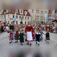 Jule Wetsch führt als Kinderlore die Kinder zur Rettung der Stadt.  (Foto: Stefan Neidl)