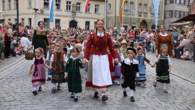 Jule Wetsch führt als Kinderlore die Kinder zur Rettung der Stadt.  (Foto: Stefan Neidl)