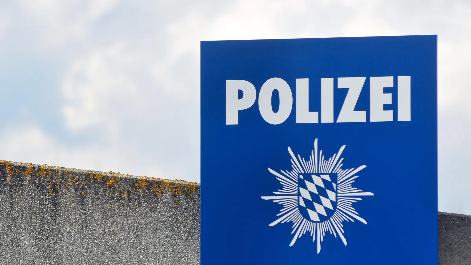 Nach einem rabiaten Unbekannten sucht die Ansbacher Polizei. (Symbolbild: Jim Albright)