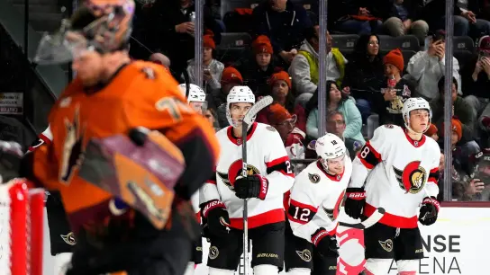 Die Ottawa Senators gewannen auch dank Tim Stützle (r). (Foto: Ross D. Franklin/AP/dpa)