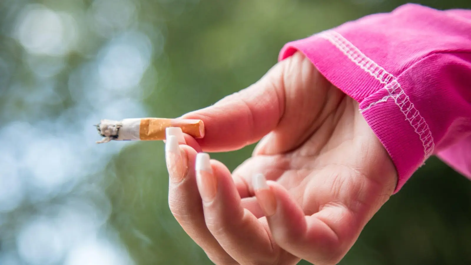 Ein Ansbacher wollte sich beim Nachbarn beschweren, weil der ihm seine Zigaretten auf den Balkon wirft, löst aber selbst mit einer Kippe ein Feuer aus. (Foto: Christin Klose/dpa-tmn)