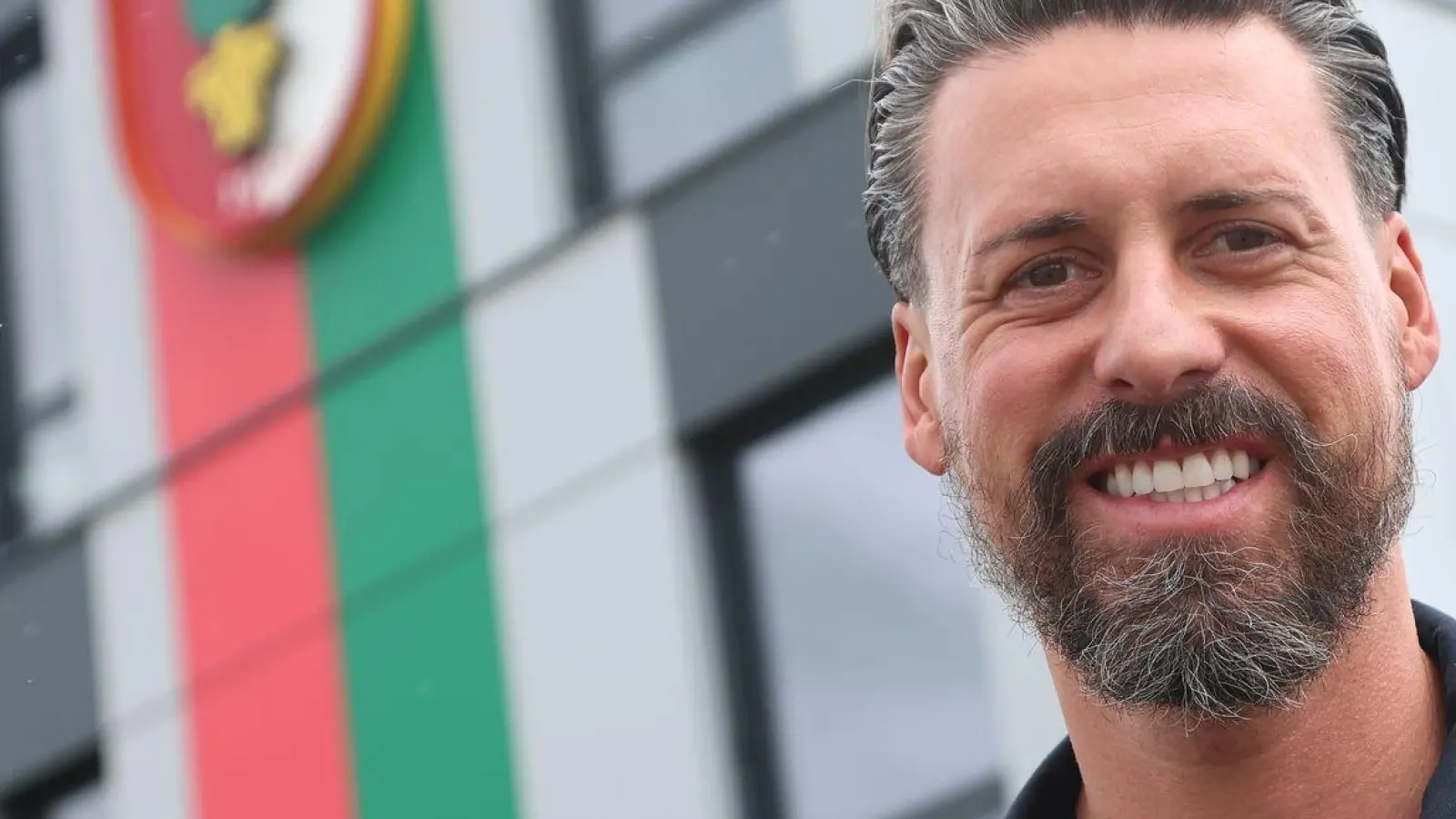 Der neue Trainer Sandro Wagner posiert vor der Geschäftsstelle des FC Augsburg. (Foto: Karl-Josef Hildenbrand/dpa)