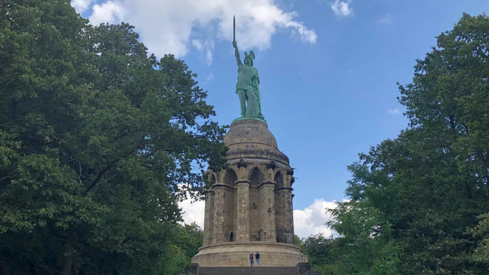 Mächtig erhebt sich das Hermannsdenkmal im Teutoburger Wald, allein die Figur aus Eisen und Kupfer misst rund 27 Meter: Geschaffen hat das monumentale Werk der Ansbacher Ernst von Bandel. (Foto: Lara Hausleitner)