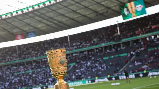 Das Objekt der Begierde: Der DFB-Pokal. (Foto: Tom Weller/dpa)