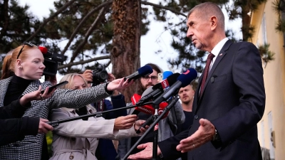 Der tschechische Ministerpräsident Andrej Babis (ANO) spricht mit den Medien, nachdem er bei den Senats- und Kommunalwahlen seine Stimme abgegeben hat. (Foto: Petr David Josek/AP/dpa)