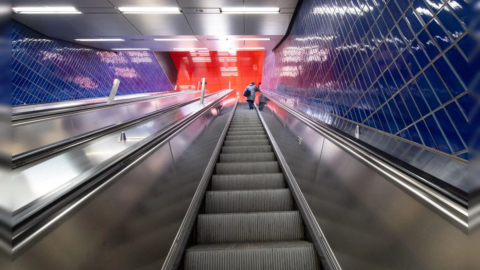 Der 88-Jährige stürzte auf der Rolltreppe eines U-Bahnhofs. (Symbolbild) (Foto: Sven Hoppe/dpa/dpa-tmn)