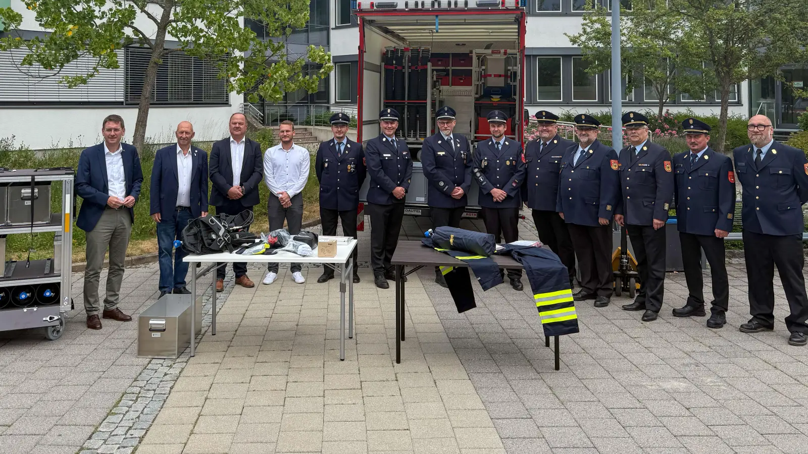 Landrat Dr. Jürgen Ludwig stellte mit den beteiligten Bürgermeistern Michael Trzybinski, Bernd Meyer und Simon Göttfert (von links) sowie Kreisbrandrat Thomas Müller (Dritter von rechts) und zahlreichen Feuerwehr-Aktiven die neue überörtliche Atemschutzkomponente vor. (Foto: Landratsamt Ansbach/Susanne Merkel)