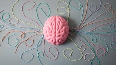 Ob Arm heben oder loslaufen: Das Gehirn steuert unsere Bewegungen. Bei Parkinson funktioniert das allerdings zunehmend schlechter. (Foto: Christin Klose/dpa-tmn)