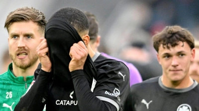Die Fürther Hinrunde endete beim 1:2 in Düsseldorf enttäuschend: Maximilian Dietz verbirgt sein Gesicht.  (Foto: Anke Waelischmiller/dpa)