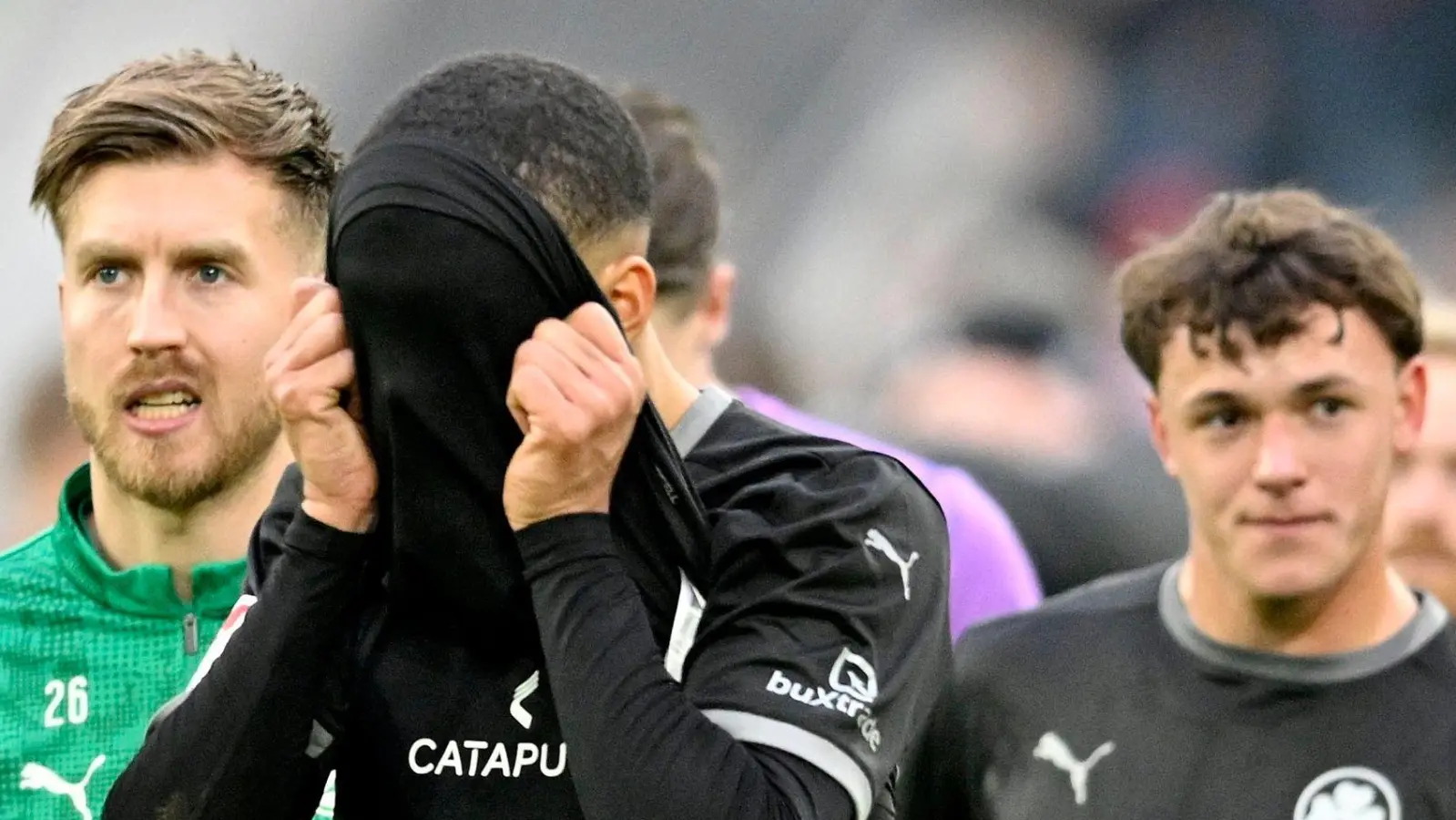 Die Fürther Hinrunde endete beim 1:2 in Düsseldorf enttäuschend: Maximilian Dietz verbirgt sein Gesicht.  (Foto: Anke Waelischmiller/dpa)