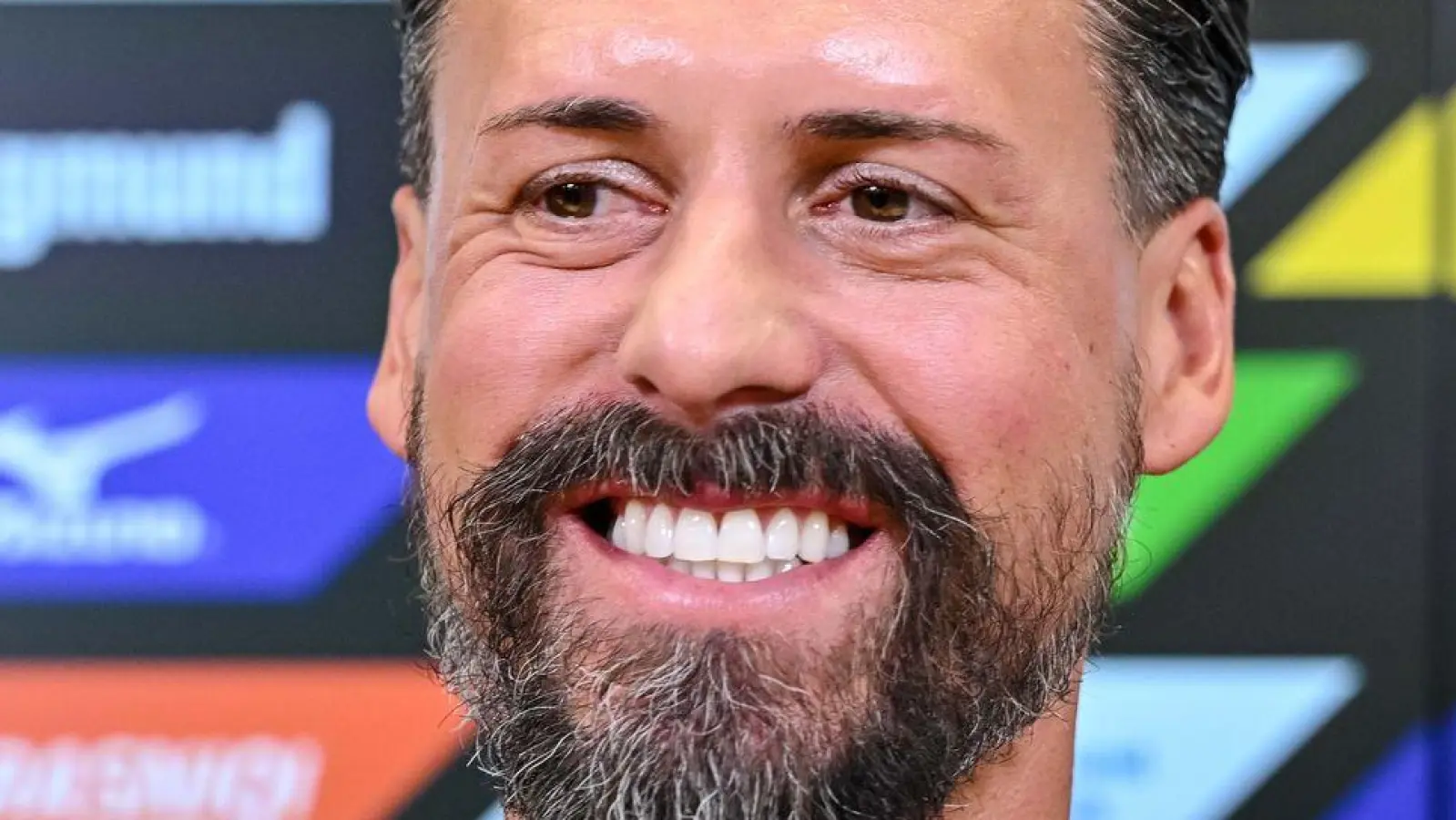 Sandro Wagner will seine erste Trainerstation in der Bundesliga demütig angehen. (Foto: Harry Langer/dpa)