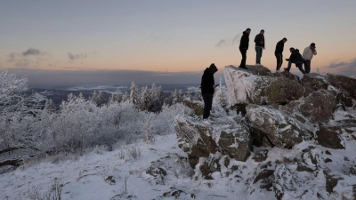 Erst ab Mitte der Woche soll es in Deutschland wieder etwas wärmer werden. (Foto: Boris Roessler/dpa)