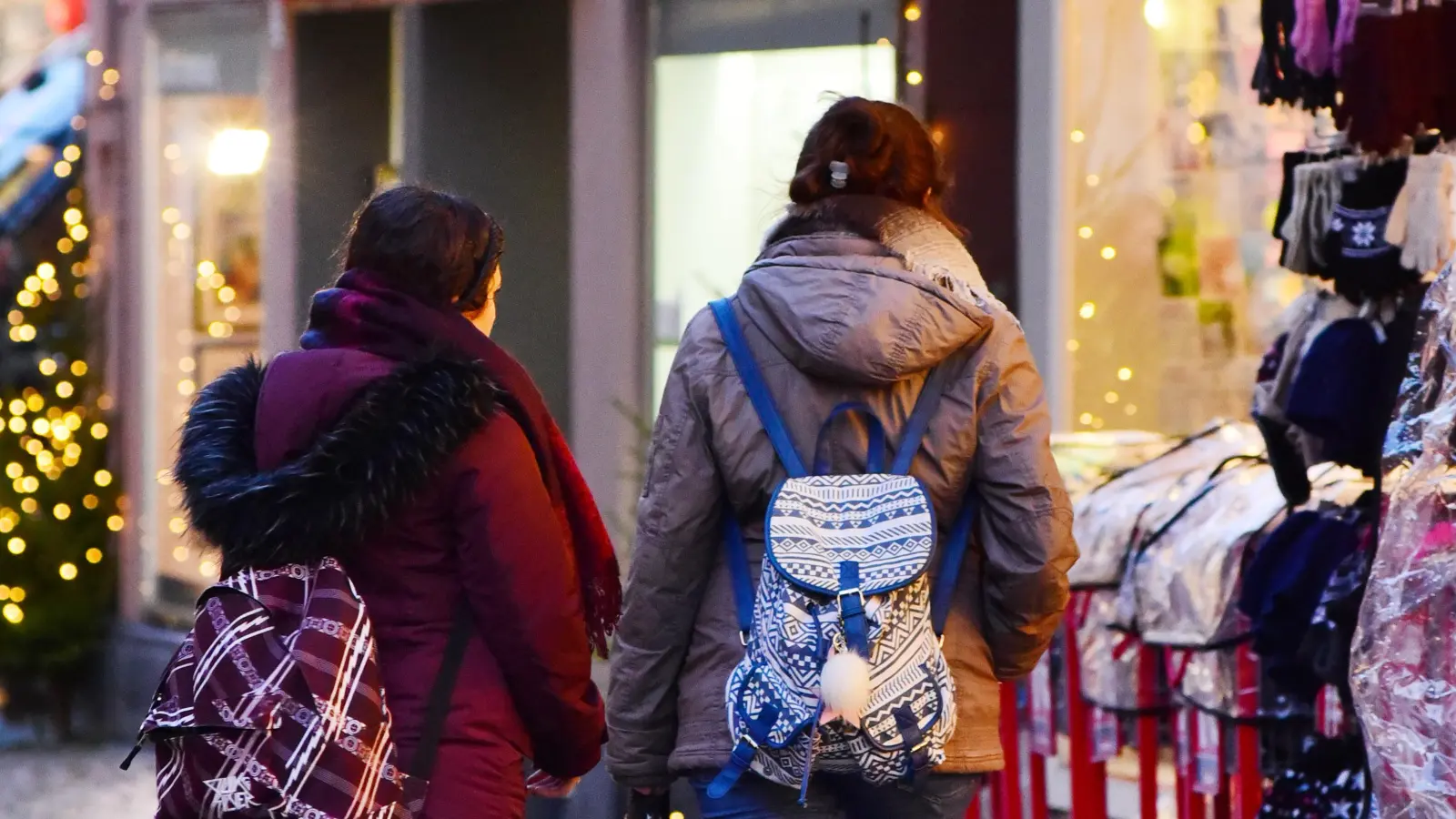 Einkaufen bis um 20 Uhr: Das war am Samstag in der Ansbacher Innenstadt in vielen Geschäften möglich. (Foto: Jim Albright)