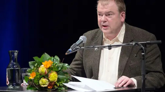 Der Autor Max Goldt bei der Verleihung des Satire-Preises „Göttinger Elch 2016“. (Foto: picture alliance / dpa)
