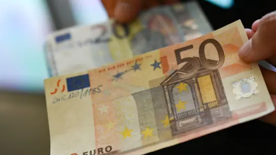 Die Bundesbank zeigt gefälschte 20-Euro- und 50-Euro-Geldscheine. (Foto: Arne Dedert/dpa)