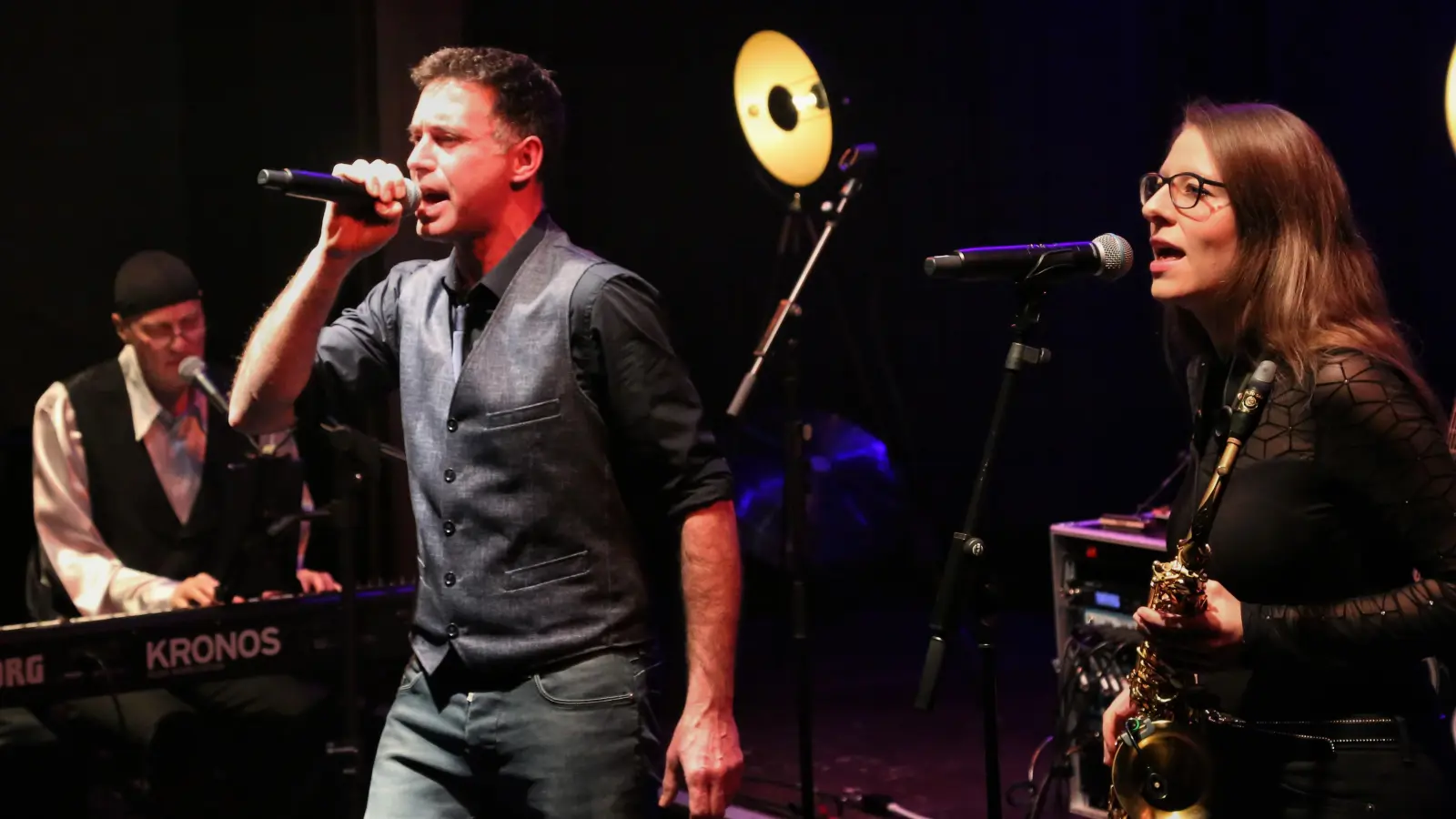 Interpretierten einfühlsam die Musik von Bruce Springsteen: Daniel Schmidgunst und sein Begleitduo, die Saxophonistin Marie Birkholz und der Keyboarder Andreas König. (Foto: Martina Kramer)