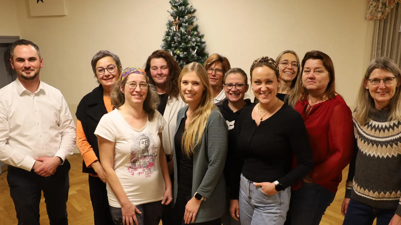 Die Kandidatinnen der Wählergruppe „Aktive Frauen Markt Dachsbach” stellt sich hinter Peter Kaltenhäuser (links), der wieder als Bürgermeister kanididiert. (Foto: Karl-Heinz Panzer)