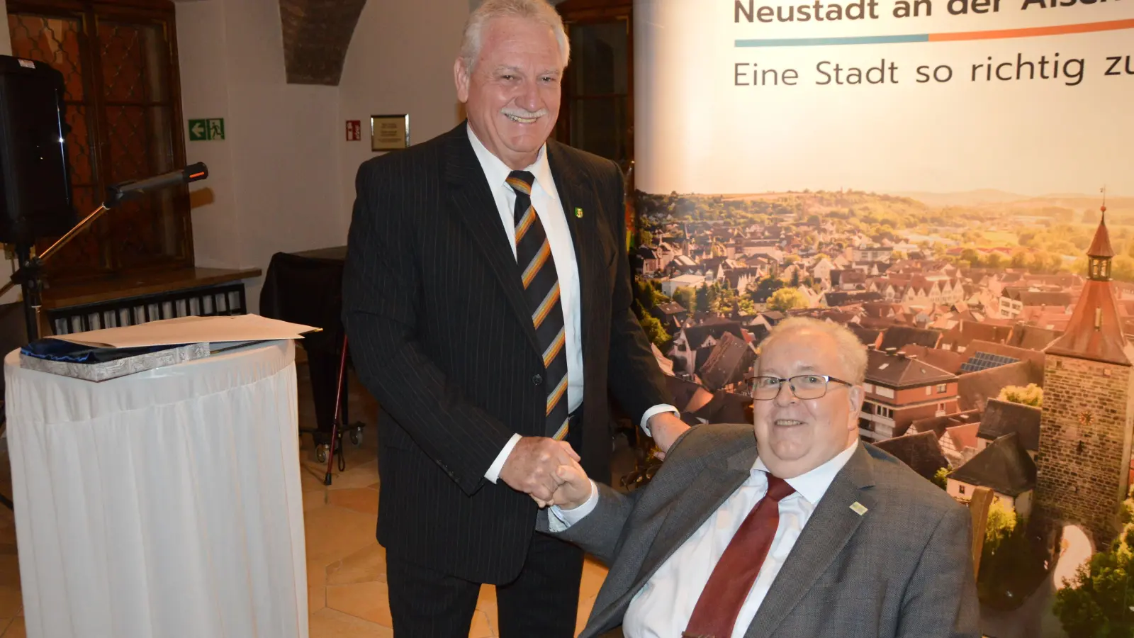 Bürgermeister Klaus Meier (stehend) verabschiedete Bernd Schnizlein, der für die SPD knapp 42 Jahre lang im Neustädter Stadtrat gesessen hatte.  (Foto: Patrick Lauer)