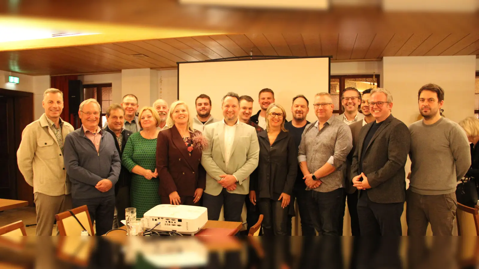 Die Kandidierenden der CSU für die Kommunalwahl 2026. Vorne in der Mitte steht der Oberbürgermeister-Kandidat Florian Vogel. (Foto: Clarissa Kleinschrot)