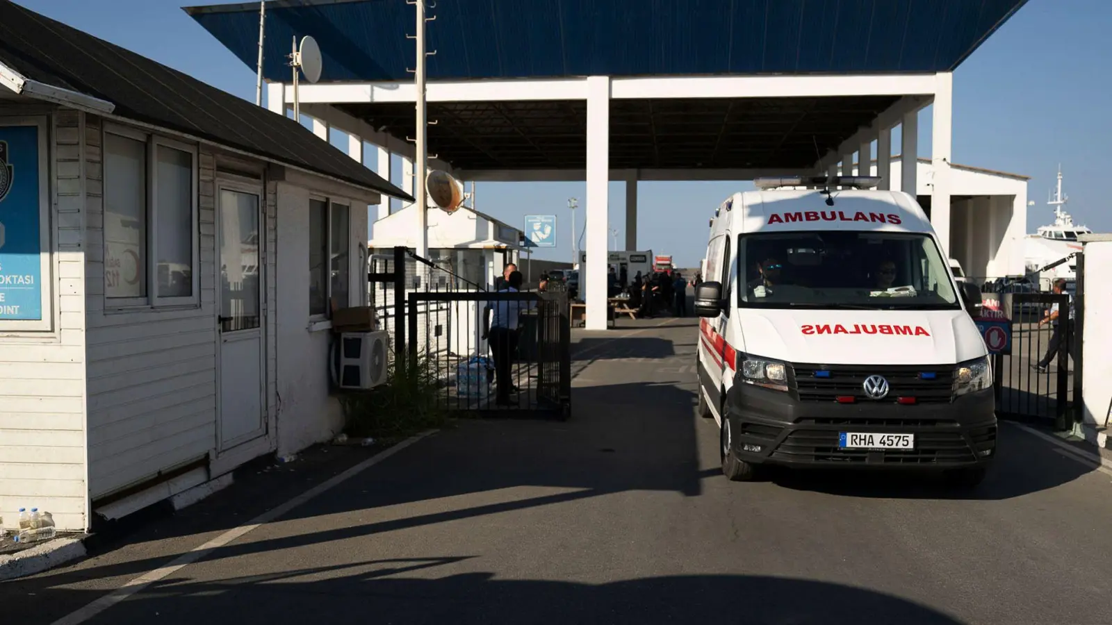 Der Kapitän ist in Haft, die Suche nach Überlebenden geht weiter. (Foto: Nedim Enginsoy/AP/dpa)