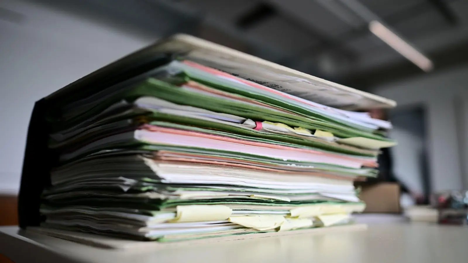 Der Normenkontrollrat befürchtet einen hohen bürokratischen Aufwand durch das geplante Tariftreuegesetz. (Symbolbild) (Foto: Sebastian Gollnow/dpa)