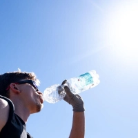 Bei hohen Temperaturen ist viel Trinken Pflicht. (Symbolbild: Benjamin Westhoff/dpa)
