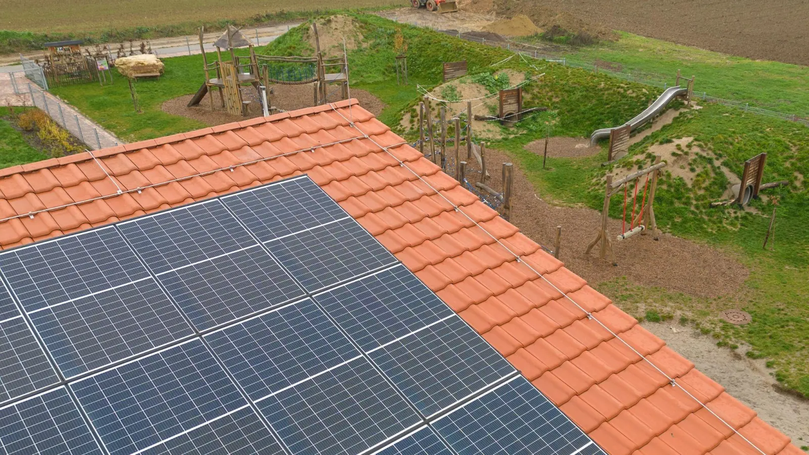 Eine Photovoltaikanlage auf dem Dach einer  kommunalen Kita in Rheinland-Pfalz. (Foto: Sebastian Gollnow/dpa)