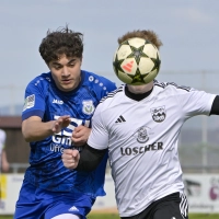 Zugegeben: Dieses Motiv ist mittlerweile ein Klassiker der Sportfotografie und es findet sich in Variationen auch immer mal wieder in der wöchentlichen FLZ-Galerie. Es passt halt gar zu schön zum Spruch von den Leuten, Männern oft, die angeblich nur Fußball im Kopf haben. Das wollen wir den beiden hier nicht unterstellen, die übrigens in der Kreisliga ihrem Hobby nachgehen.  (Foto: Martin Rügner)