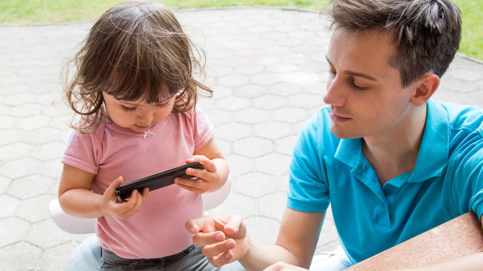 Das Smartphone sollte kein Babysitter sein, sondern einen Gesprächsanlass für das gemeinsam Gesehene liefern. (Foto: Christin Klose/dpa-tmn)