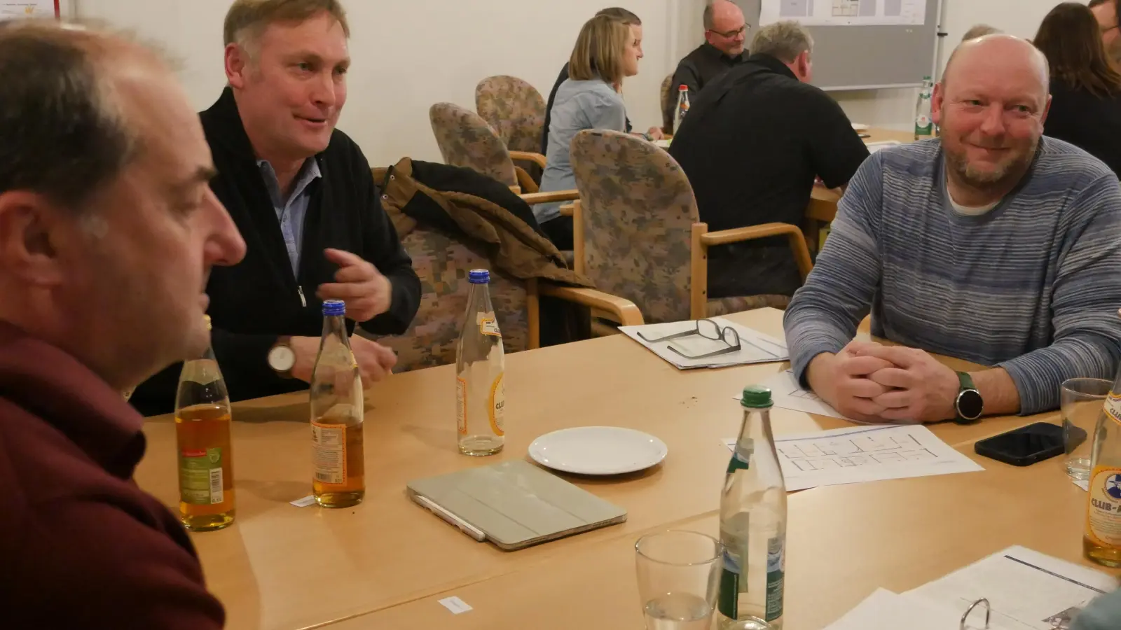 Gruppenweise wurden Mitglieder des Planungsbüros zu einer bestimmten Variante befragt – in diesem Fall von den Gemeinderäten Rudolf Meth, Gerd Eisenbeiß und Friedrich Täuber (vorderer Tisch von links). (Foto: Ulli Ganter)