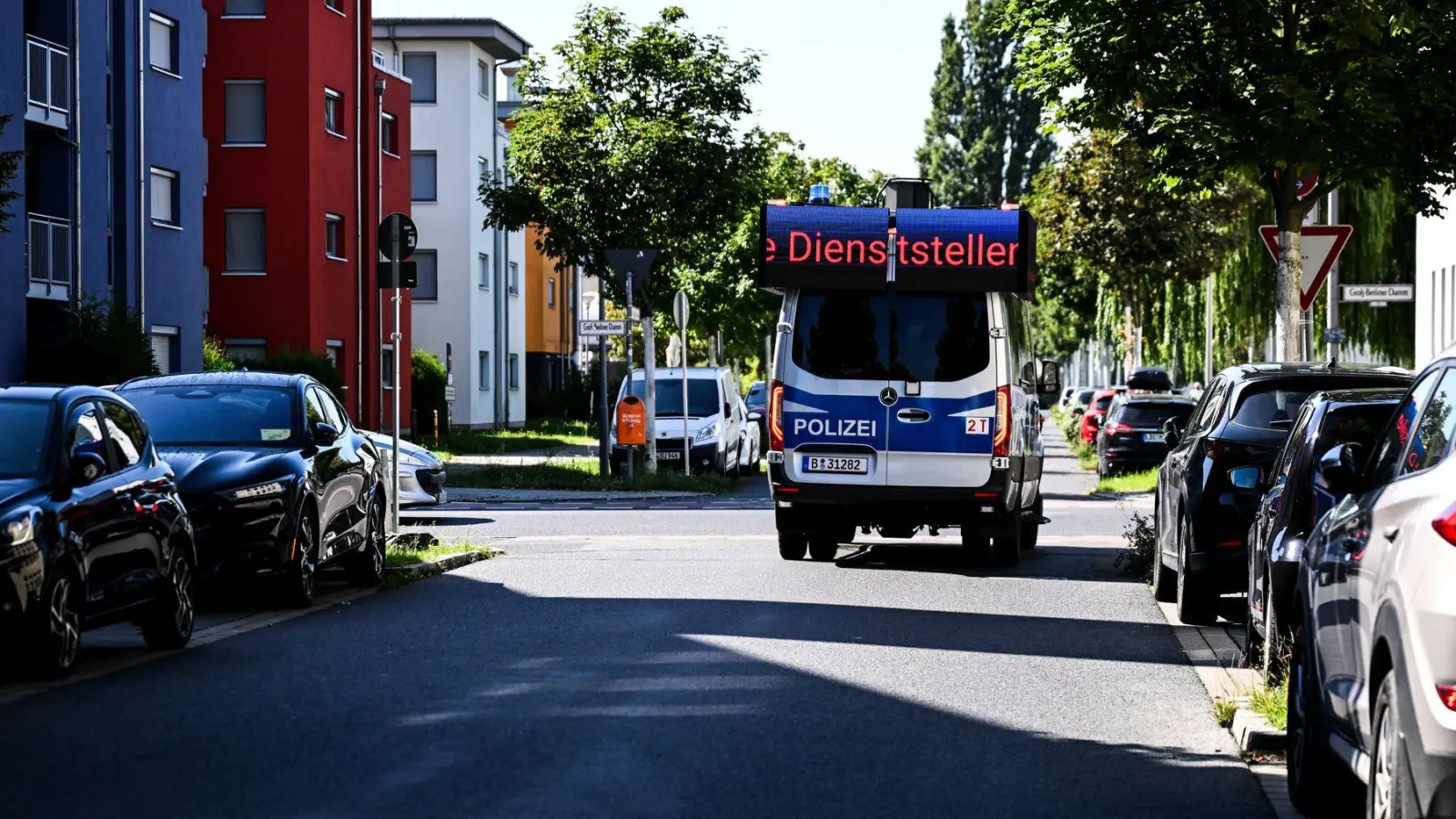 Ein Lautsprecherwagen fährt durch ein Wohngebiet in Adlershof im Bezirk Treptow-Köpenick. (Foto: Britta Pedersen/dpa)
