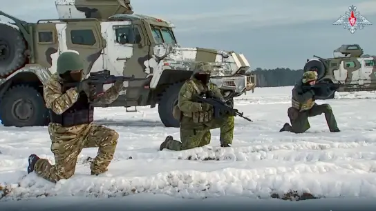 Ein vom Pressedienst des russischen Verteidigungsministeriums veröffentlichtes Foto aus einem Video zeigt russische Soldaten bei Übungen an einem nicht näher bezeichneten Ort in Belarus. (Foto: Uncredited/Russian Defense Ministry Press Service/AP/dpa)