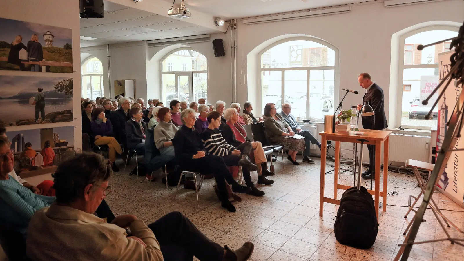 Volles Haus bei der Eröffnung der 29. Ansbacher LesArt. Oberbürgermeister Thomas Deffner würdigte bei der Matinee im Kunsthaus Reitbahn 3 das „wunderbare Programm”. (Foto: Thomas Wirth)