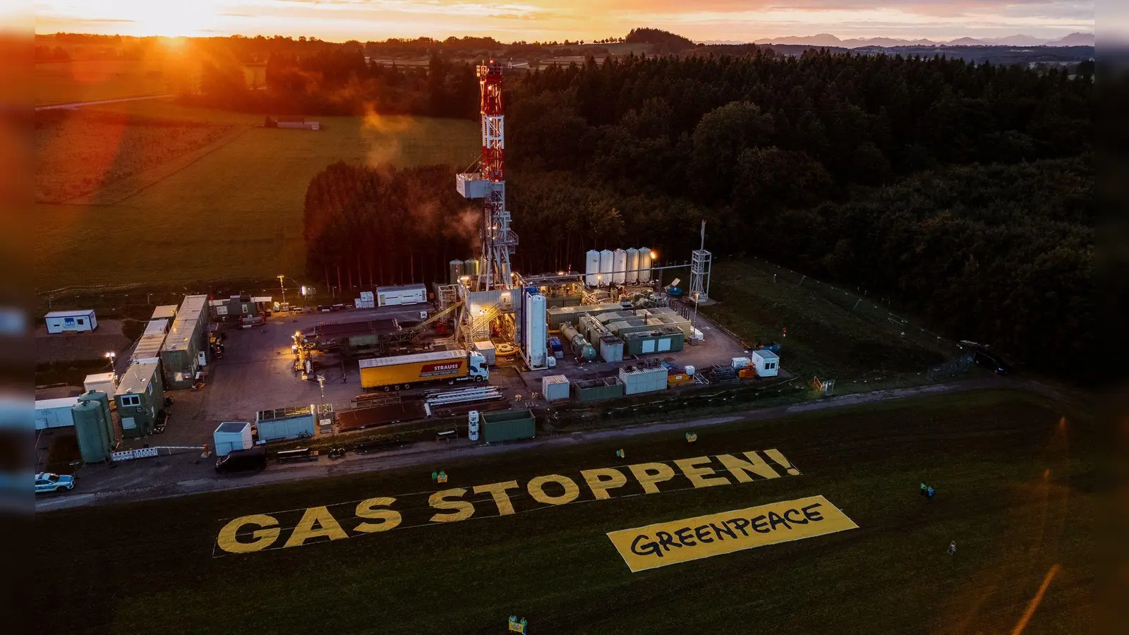 Aktivisten von Greenpeace protestierten mit einem Banner gegen die Erdgasbohrung in Oberbayern.  (Foto: Tino Boecher/Greenpeace/dpa)