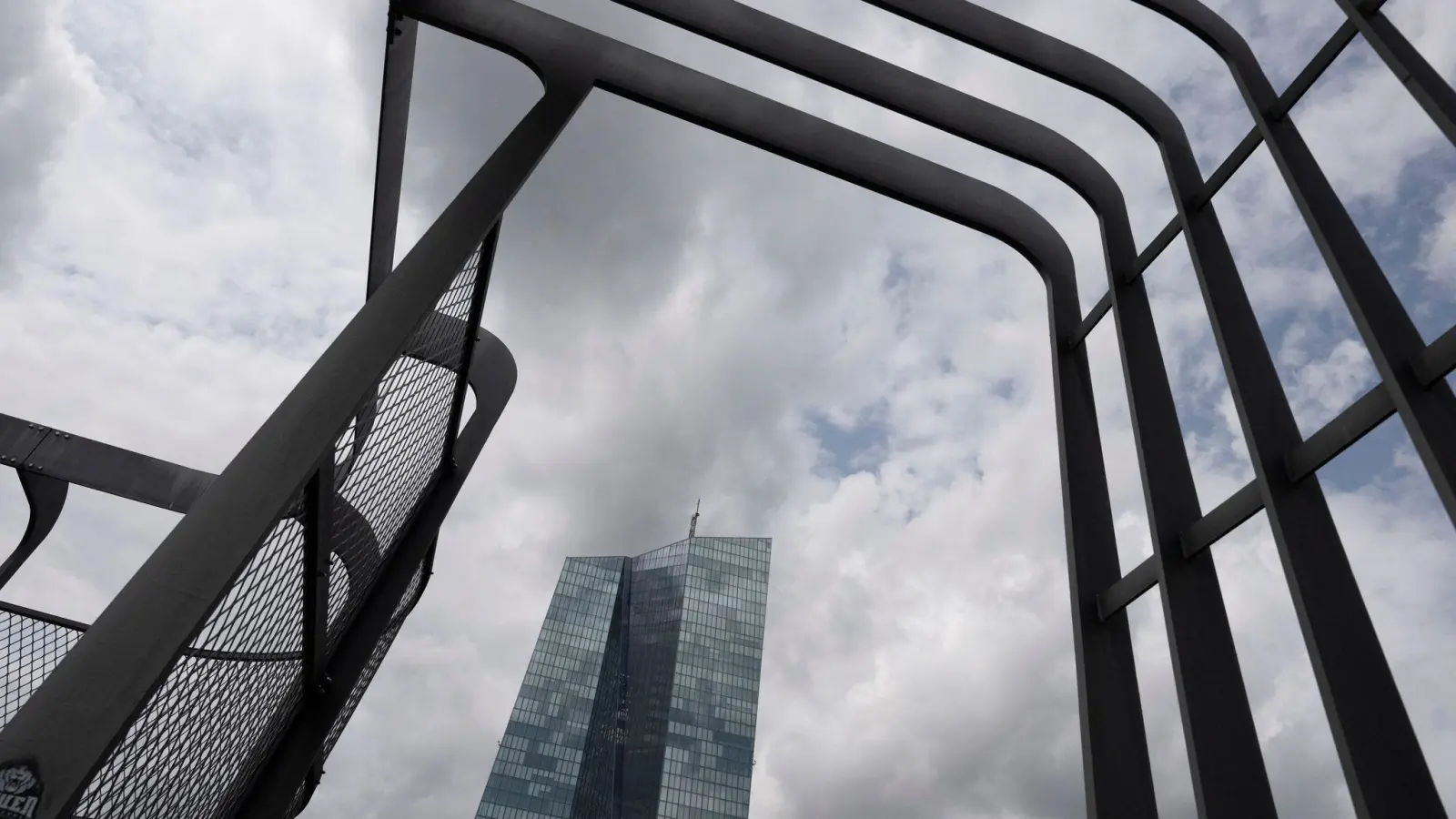 Die EZB senkt die Leitzinsen im Euroraum erneut (Foto: Boris Roessler/dpa)