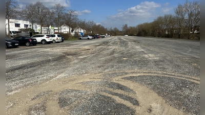 Mit ihren Kreiseln – im Fachjargon Donuts genannt – haben die „Drifter“ am Parkplatz des ehemaligen Messegeländes tiefe Spurrillen hinterlassen. (Foto: Florian Pöhlmann)