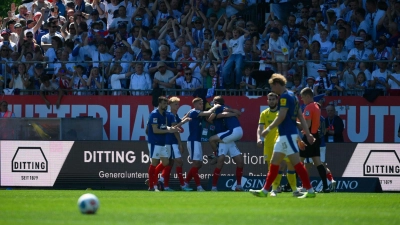 Kieler Jubel gegen Eintracht Braunschweig. (Foto: Gregor Fischer/dpa)
