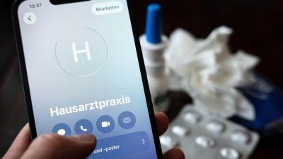 Einen Zusammenhang zwischen den hohen Krankenständen der vergangenen Jahre und der telefonischen Krankschreibung sieht Ökonom Daniel Graeber nicht. (Symbolbild) (Foto: Sina Schuldt/dpa)