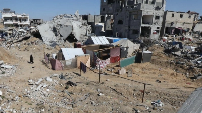Binnenvertriebene Palästinenser errichteten Zelte auf den Ruinen des Lagers Chan Junis, nachdem die israelische Armee sie aufgefordert hatte, die Stadt Rafah zu räumen. (Foto: Omar Naaman/dpa)