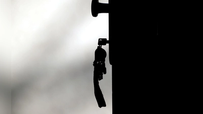 Täter täuschen bei Überfällen an Haus- und Wohnungstüren oft Notlagen vor. (Symbolbild) (Foto: Ralf Hirschberger/dpa)