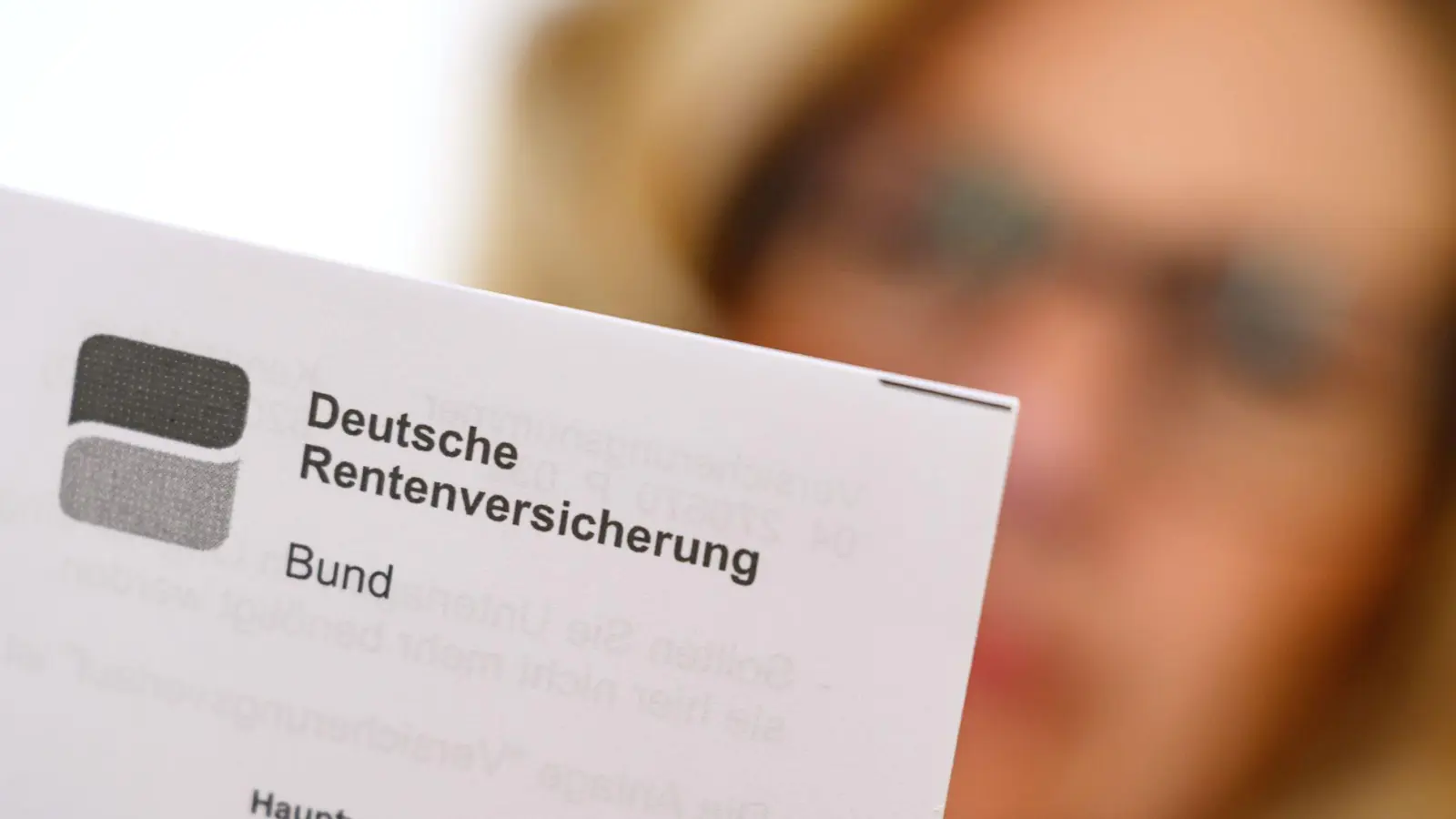 Ein Blick auf die Unterlagen der Rentenversicherung. (Archivbild) (Foto: Patrick Pleul/dpa)