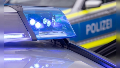 Polizeikräfte durchsuchten das Gebäude. (Symbolbild) (Foto: Daniel Karmann/dpa)