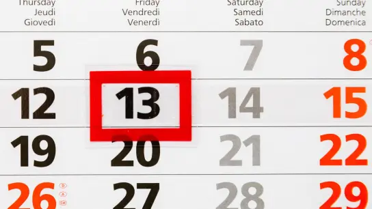 Ein Kalender zeigt Freitag, den 13. (Foto: Christoph Soeder/dpa)