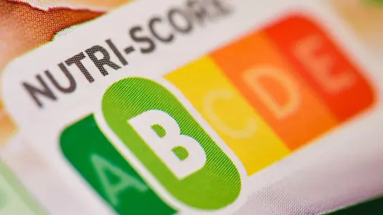 Der sogenannte „Nutri-Score“, eine farbliche Nährwertkennzeichnung, auf einem Fertigprodukt. (Foto: Patrick Pleul/dpa-Zentralbild/dpa)