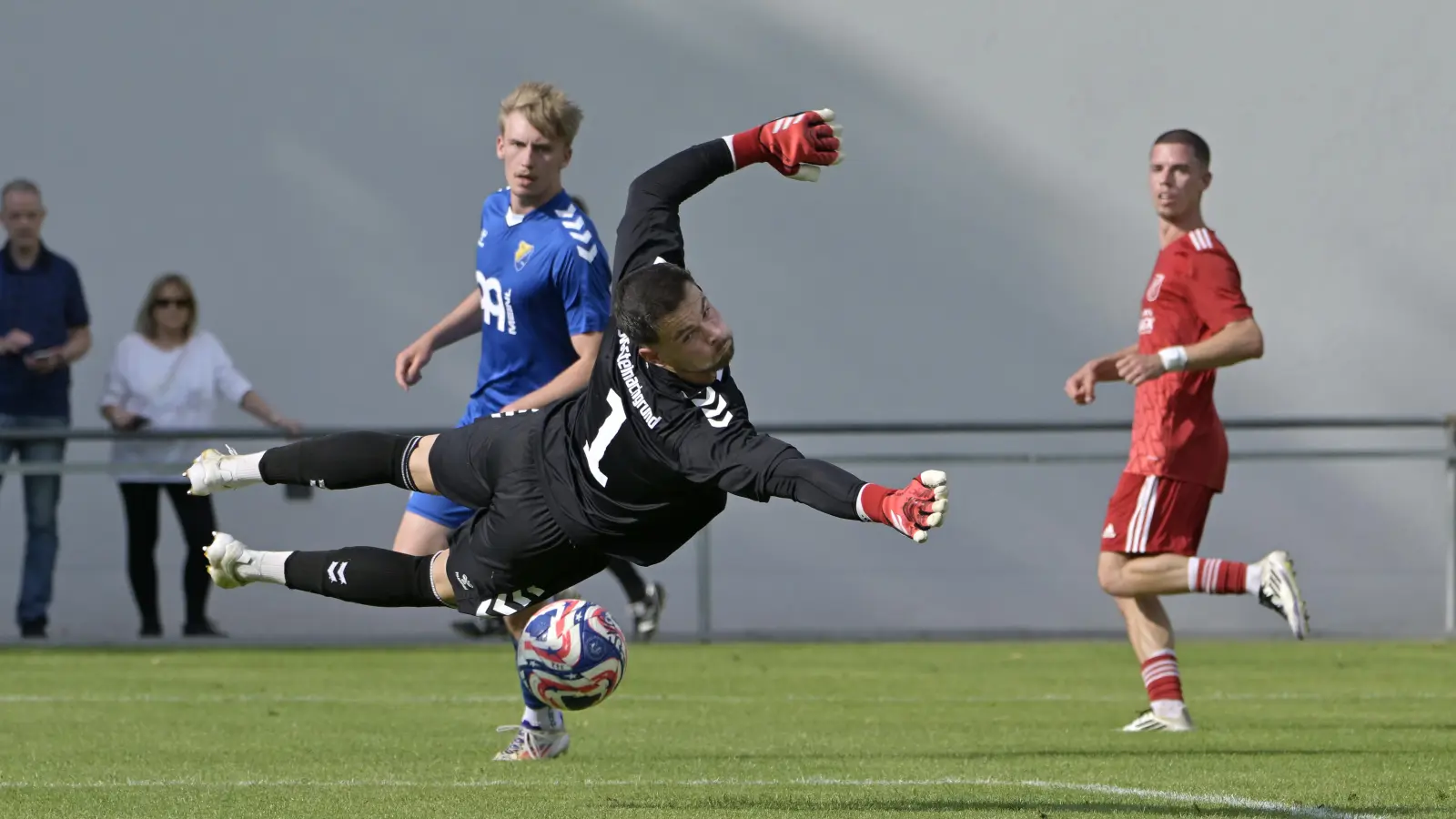 Steinachgrunds Torwart Daniel Himmrich streckt sich vergeblich. Moritz Ortner (rechts) trifft zum 4:0-Endstand für den TSC Neuendettelsau. (Foto: Martin Rügner)